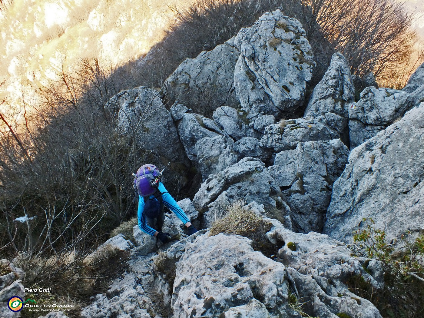 62 Passaggio impegnativo su un diedro di roccioni.JPG